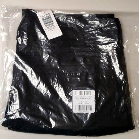 ❤️NWT VINTAGE TORRID BERMUDA JEGGING JEAN SHORTS -  SUPER SOFT STRETCH DENIM - Picture 6 of 14